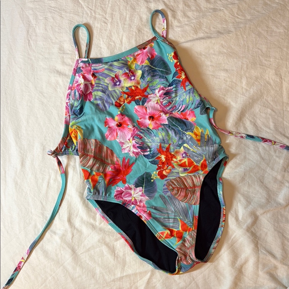 Jolyn practice suit tie back Hawaiian pattern